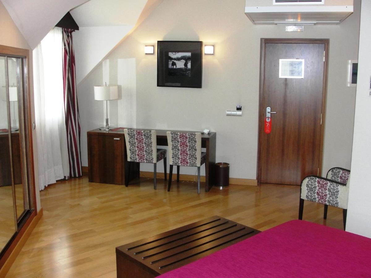 Hotel Fc Villalba Колладо-Виллалба Экстерьер фото